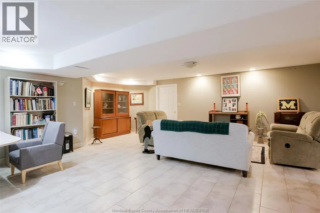 521 ROYAL RIDGE CRESCENT