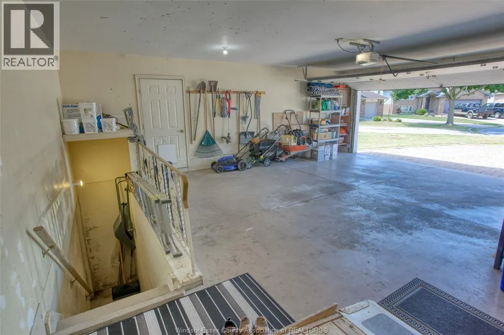 521 ROYAL RIDGE CRESCENT