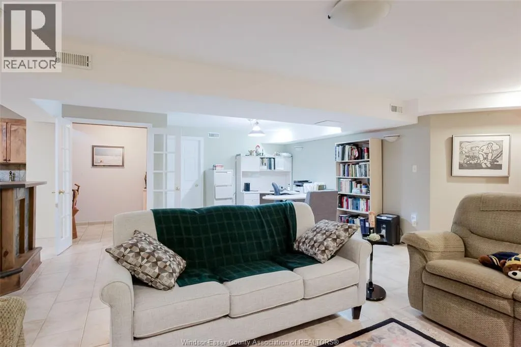 521 ROYAL RIDGE CRESCENT