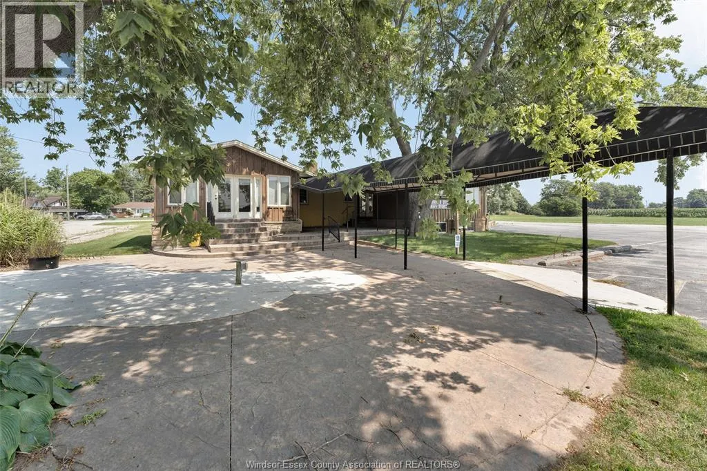 585 SEACLIFF DRIVE