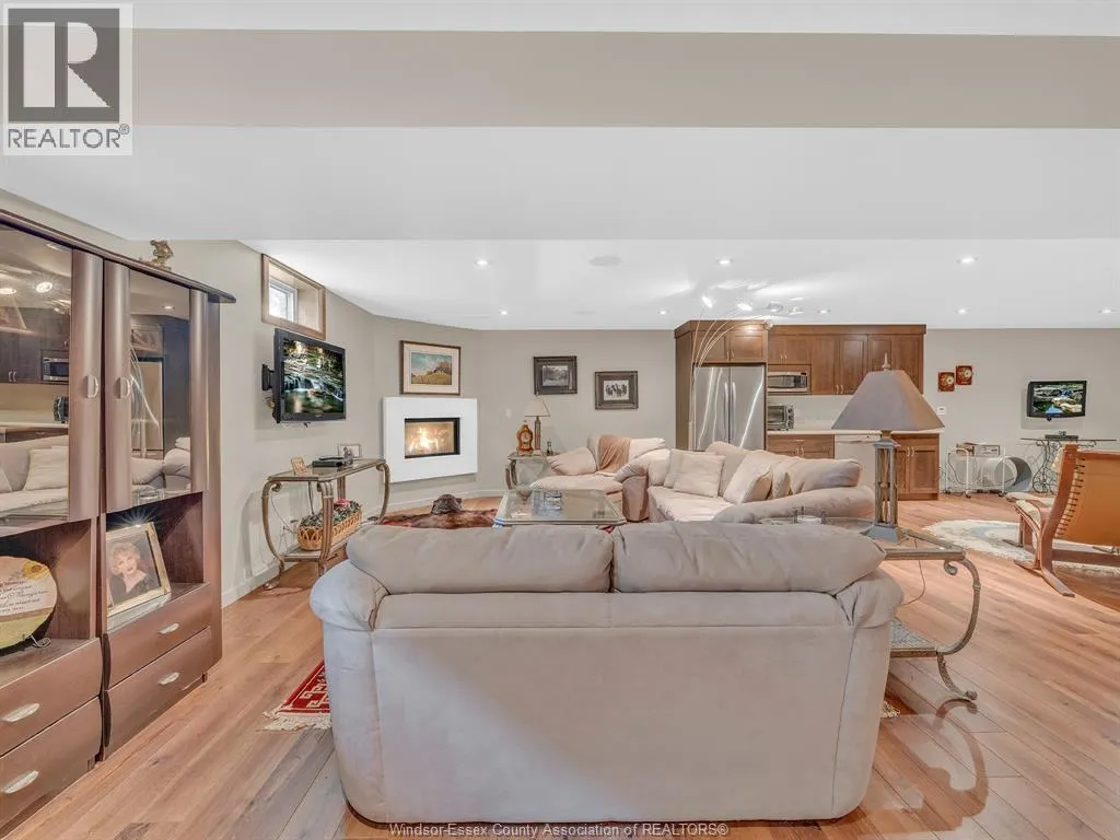 58 FAIRWAY CRESCENT