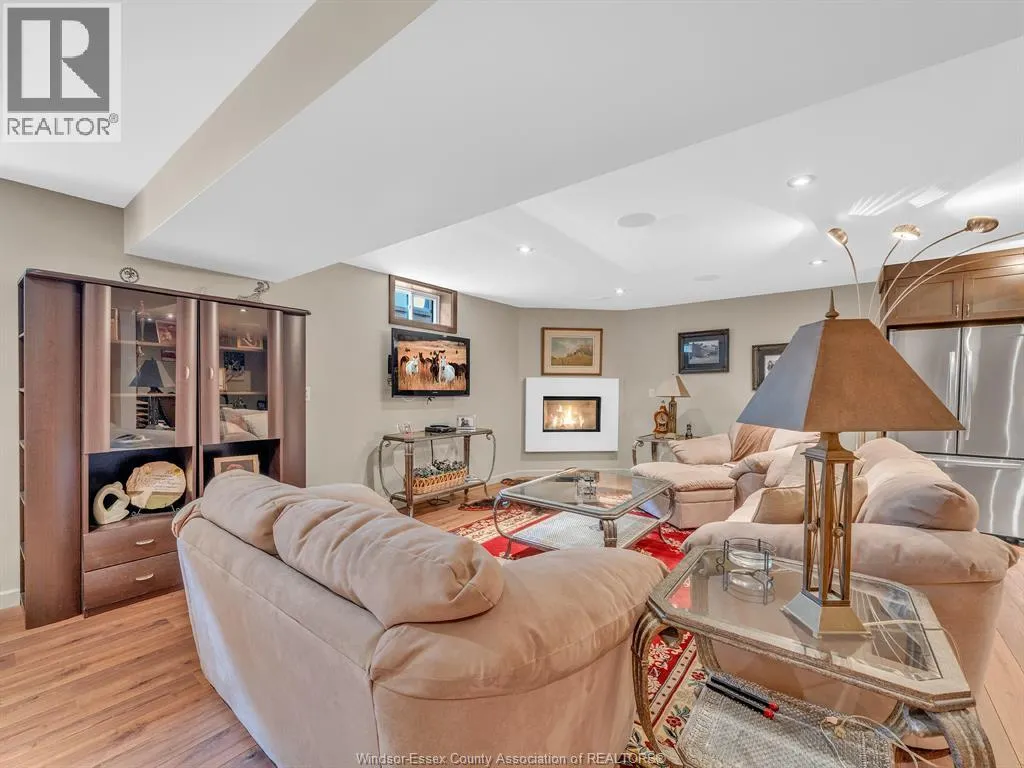58 FAIRWAY CRESCENT