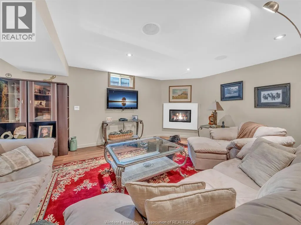 58 FAIRWAY CRESCENT