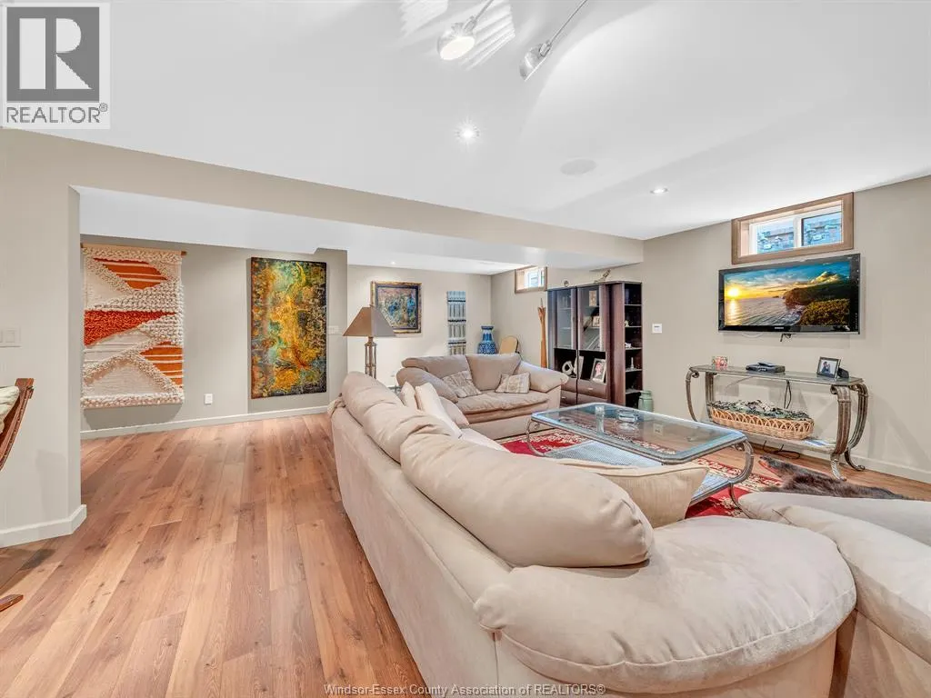 58 FAIRWAY CRESCENT