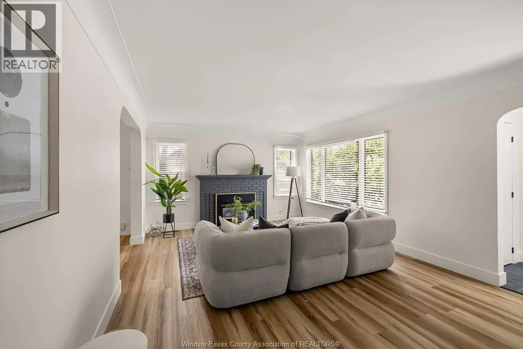 2594 BUCKINGHAM