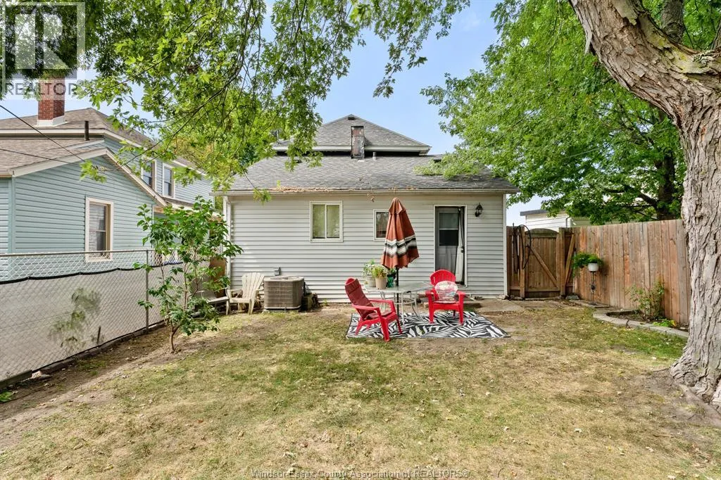 261 Bathurst STREET