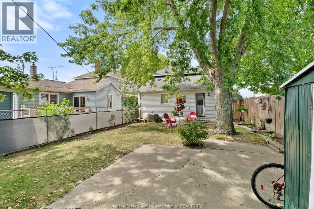 261 Bathurst STREET