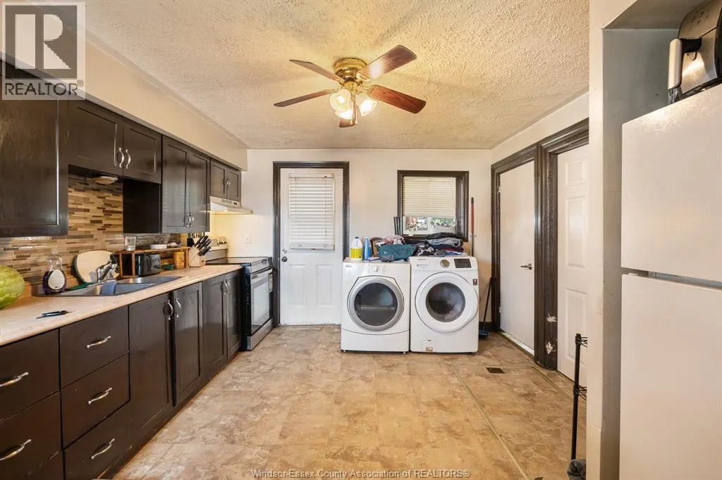 261 Bathurst STREET