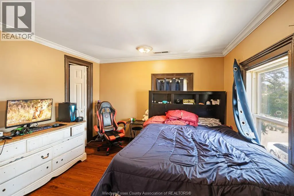 261 Bathurst STREET