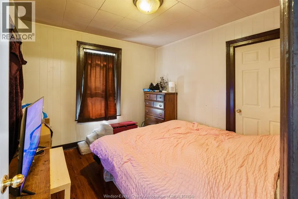261 Bathurst STREET