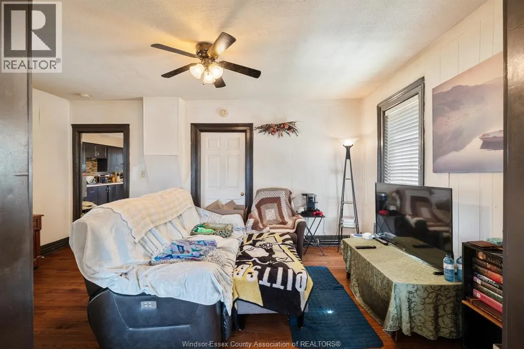 261 Bathurst STREET