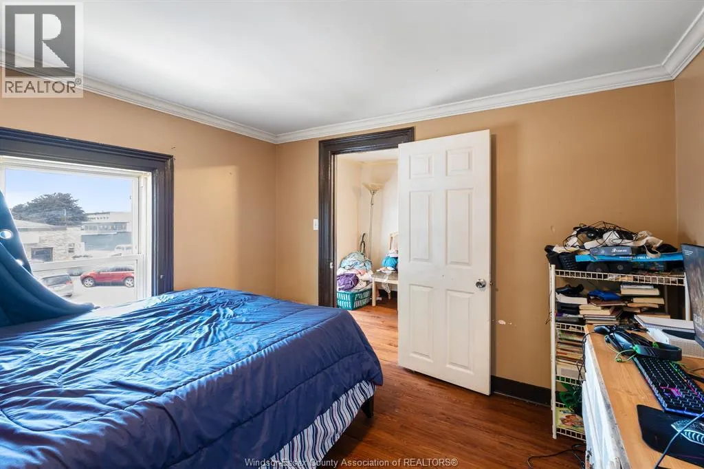 261 Bathurst STREET