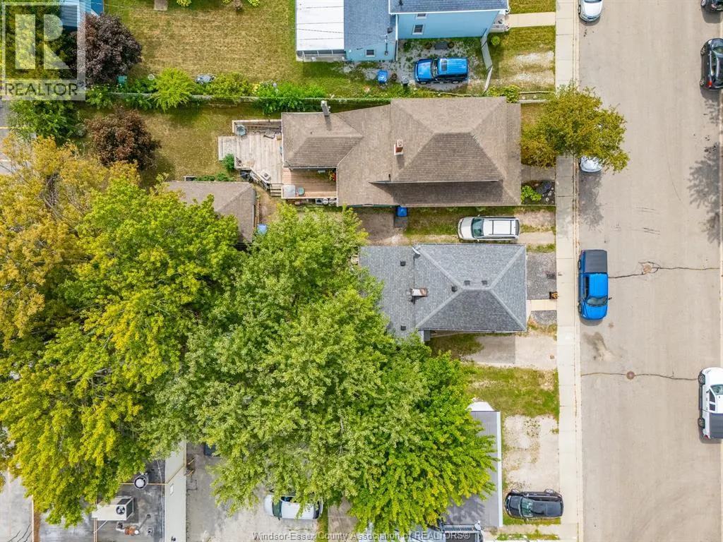 261 Bathurst STREET