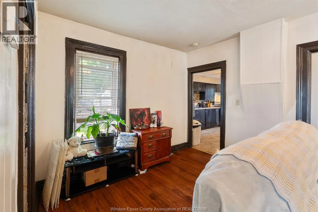 261 Bathurst STREET