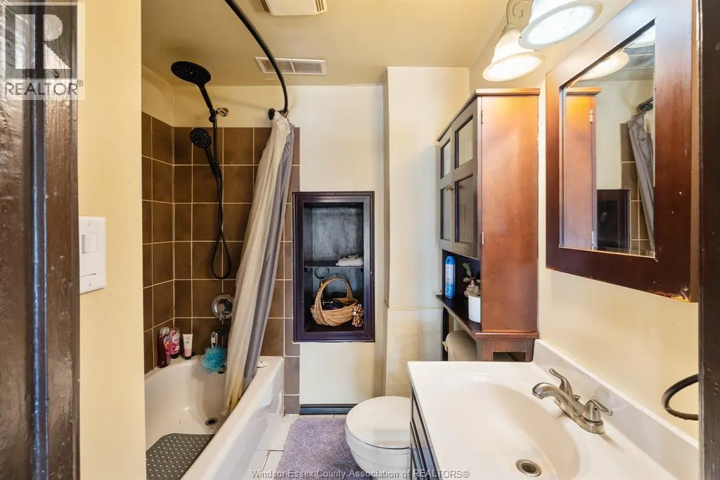 261 Bathurst STREET