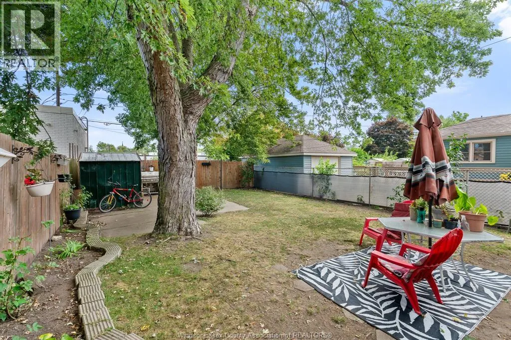 261 Bathurst STREET