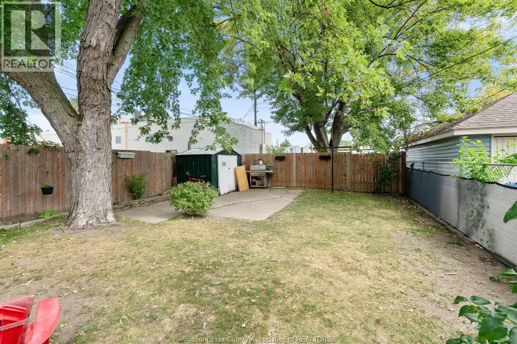 261 Bathurst STREET