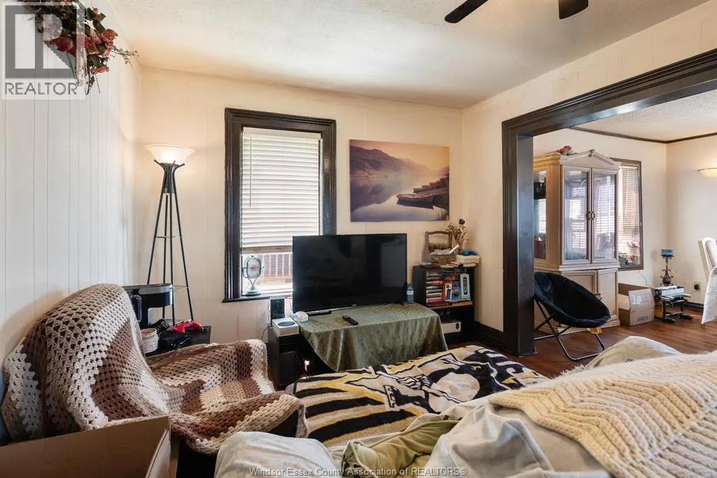 261 Bathurst STREET