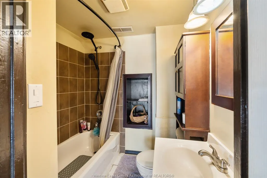 261 Bathurst STREET