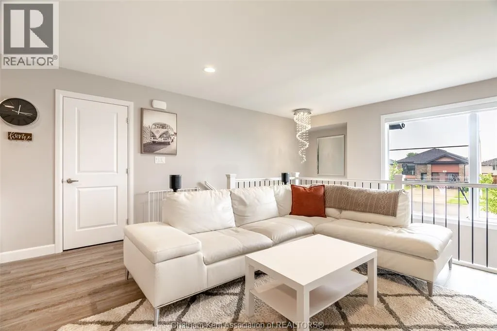 198 Moonstone CRESCENT