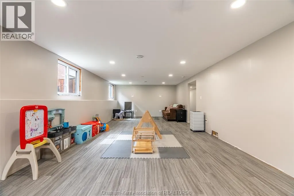 198 Moonstone CRESCENT