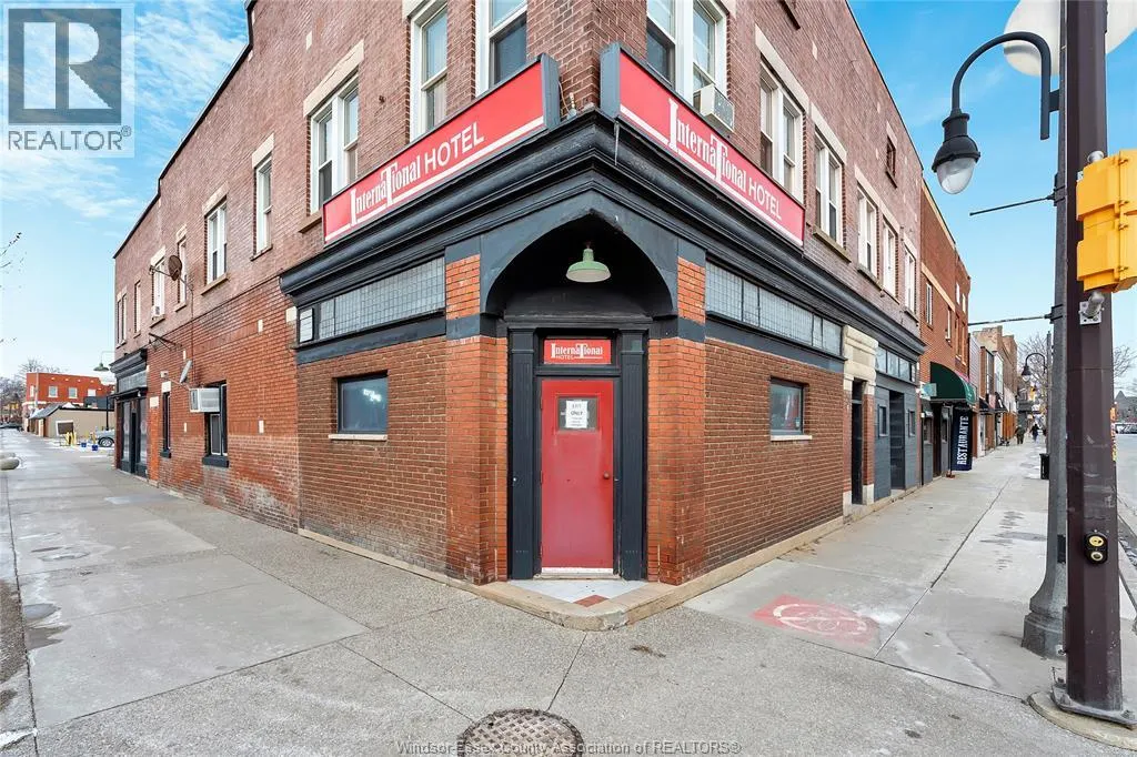 35 ERIE STREET South