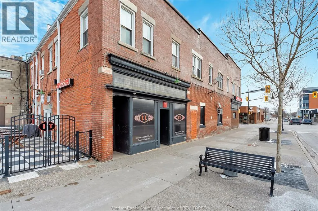 35 ERIE STREET South