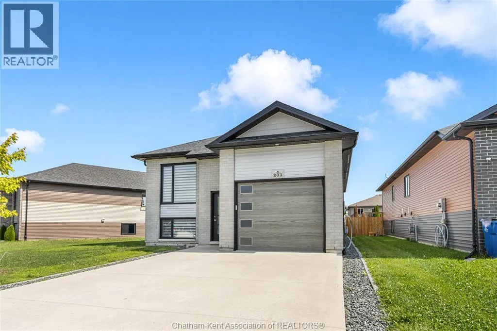 203 MOONSTONE CRESCENT