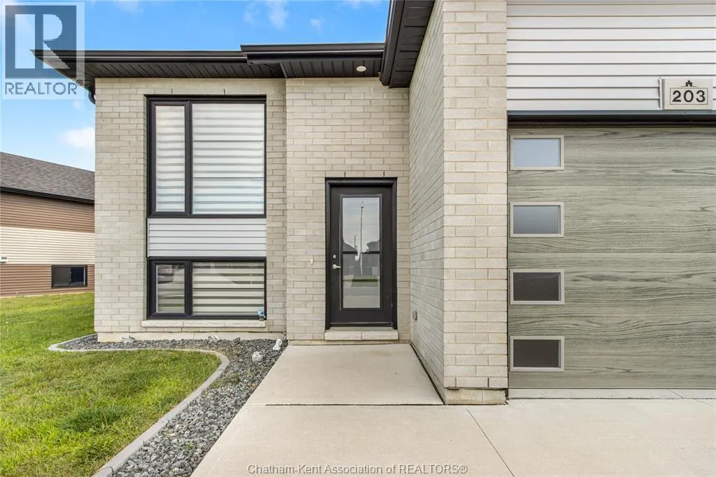 203 MOONSTONE CRESCENT