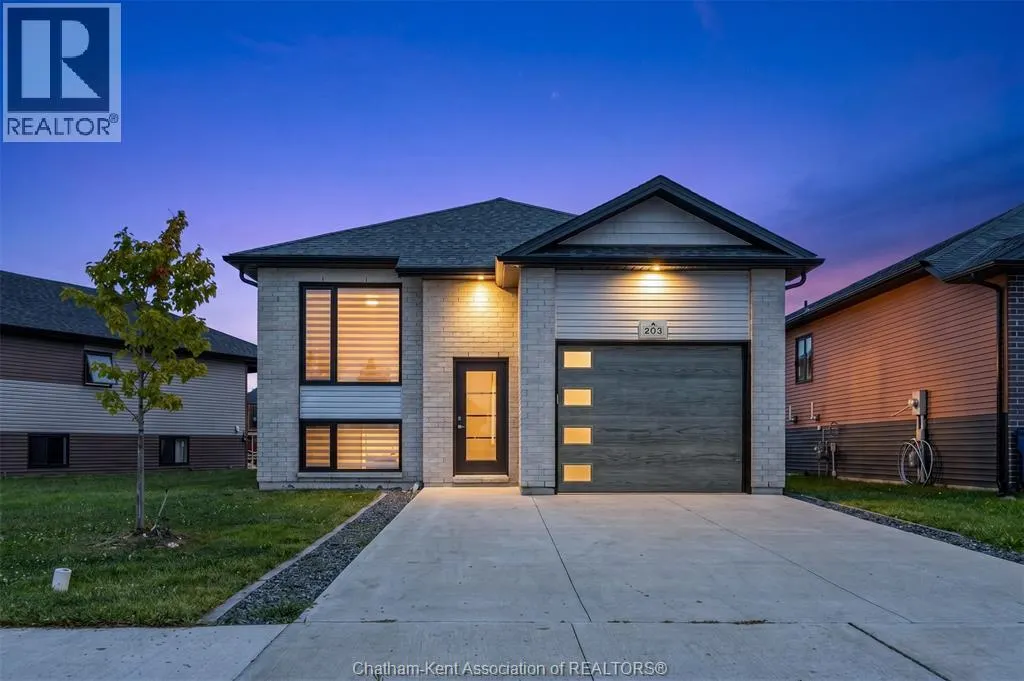 203 MOONSTONE CRESCENT