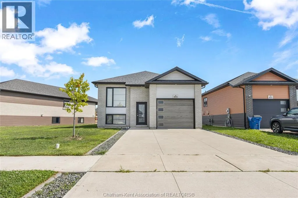 203 MOONSTONE CRESCENT