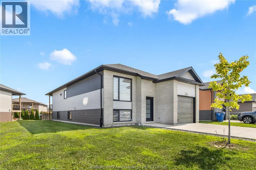 203 MOONSTONE CRESCENT