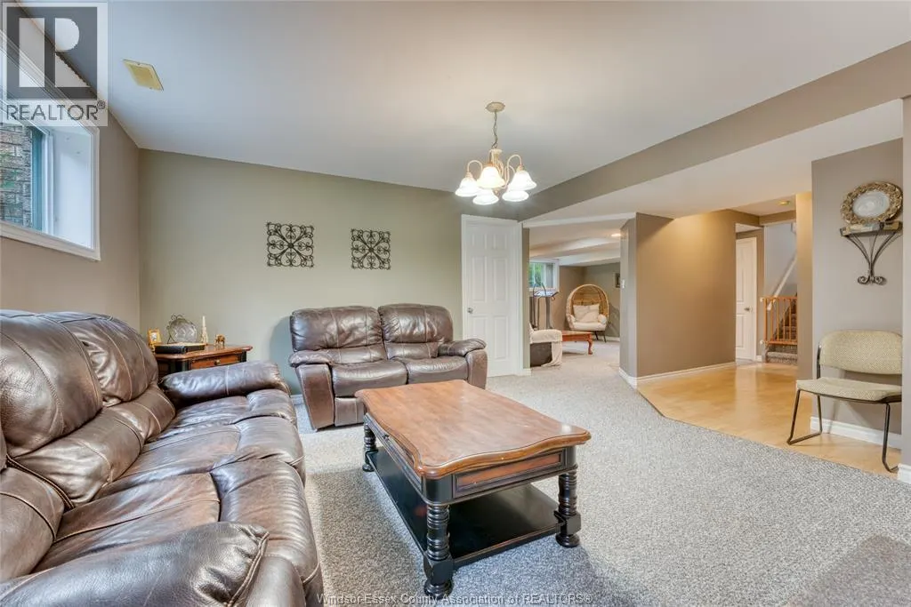 1610 Chornoby CRESCENT