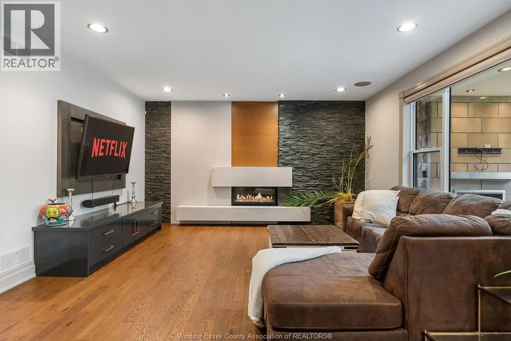 1120 Deerview