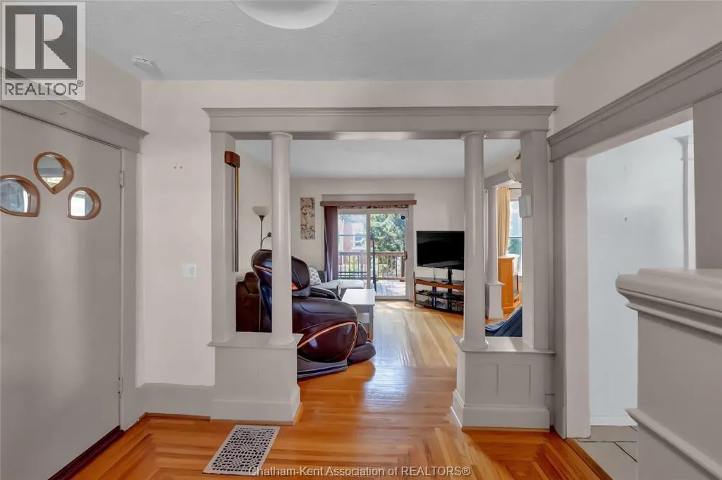448 Queen STREET