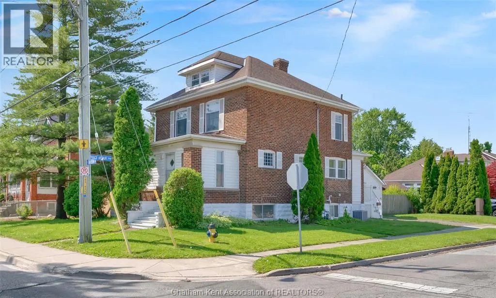 448 Queen STREET