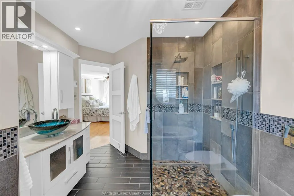 62 Fairway CRESCENT