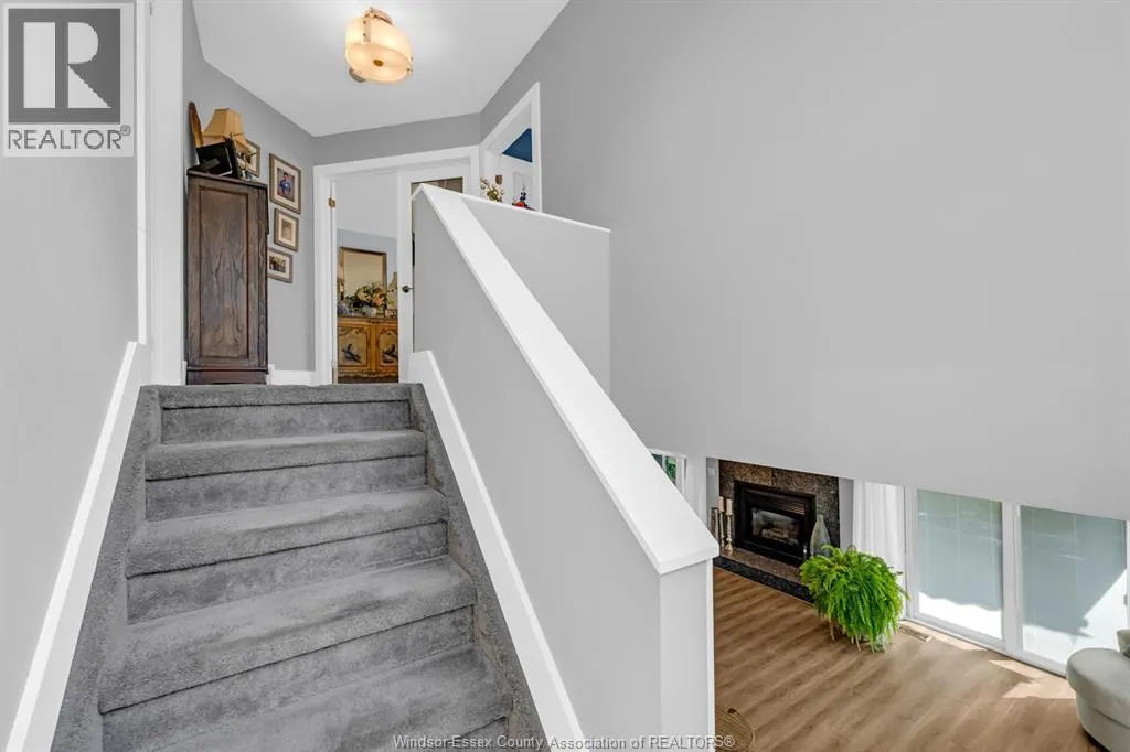 62 Fairway CRESCENT