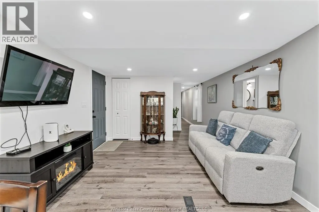 3 ROBIN CRESCENT