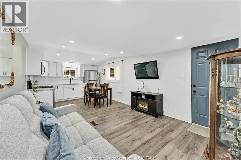3 ROBIN CRESCENT