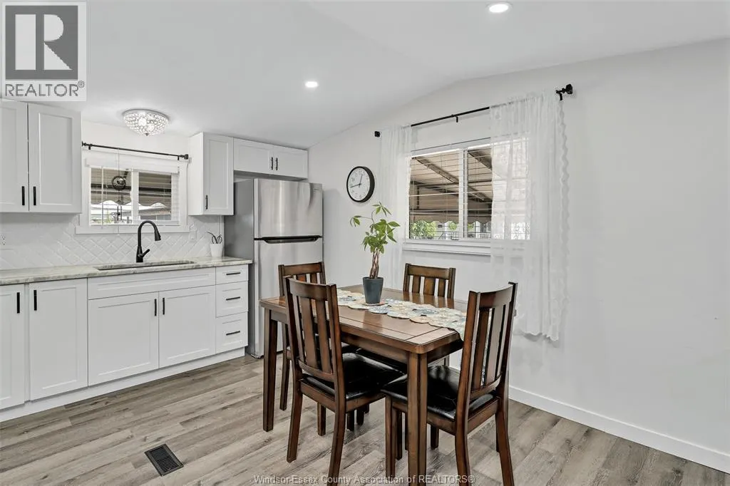 3 ROBIN CRESCENT