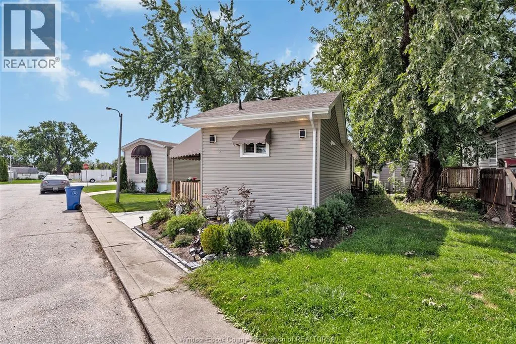 3 ROBIN CRESCENT