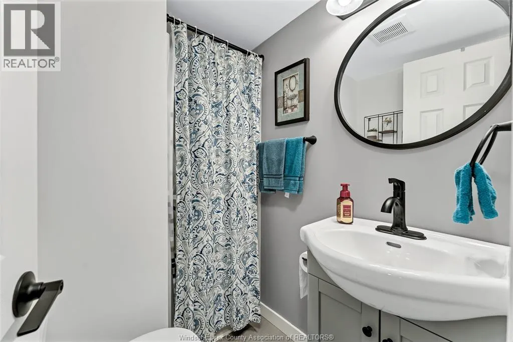 3 ROBIN CRESCENT