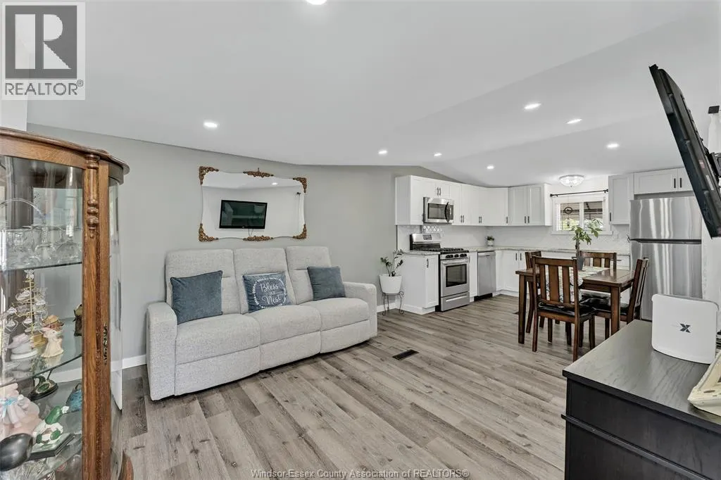 3 ROBIN CRESCENT