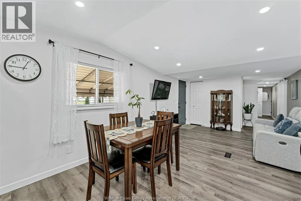 3 ROBIN CRESCENT