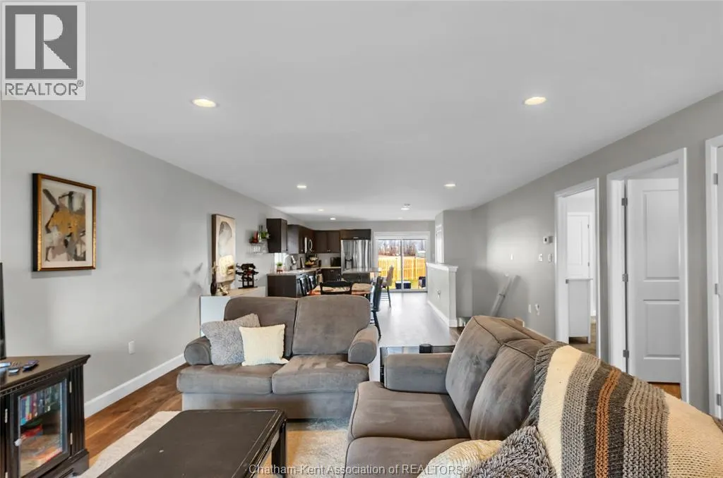 62 MOONSTONE CRESCENT