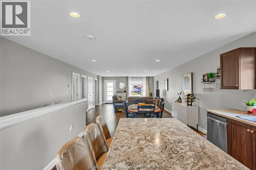 62 MOONSTONE CRESCENT