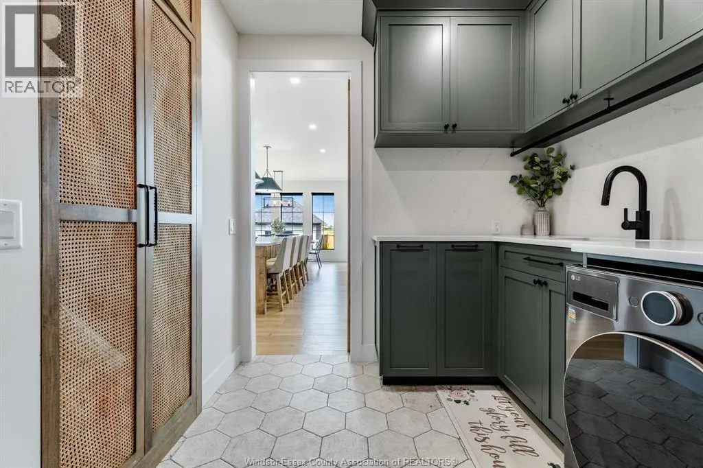3 SUNNINGDALE DRIVE