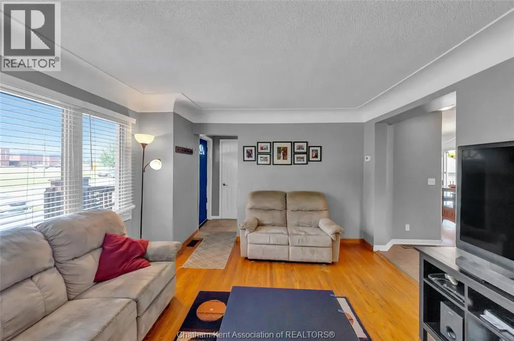 94 Dundas STREET