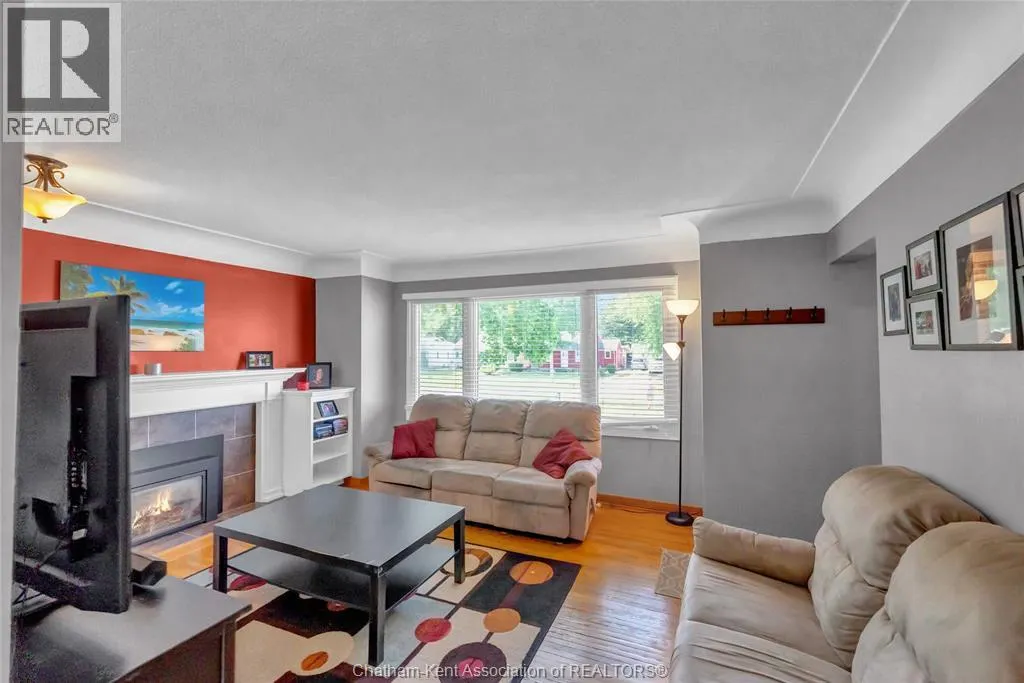 94 Dundas STREET